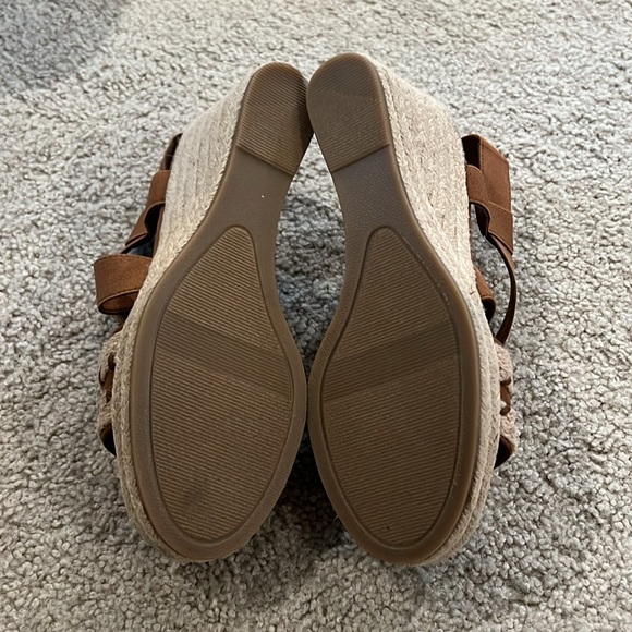 Bass wedges. Never worn. Size 8.5. - Picture 2 of 4